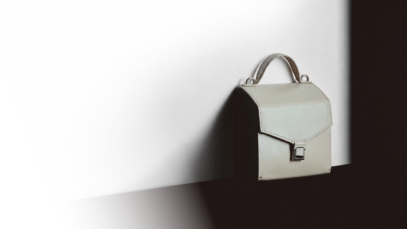 Заглушка горизонтального изображения коллекции BRASS BAGS