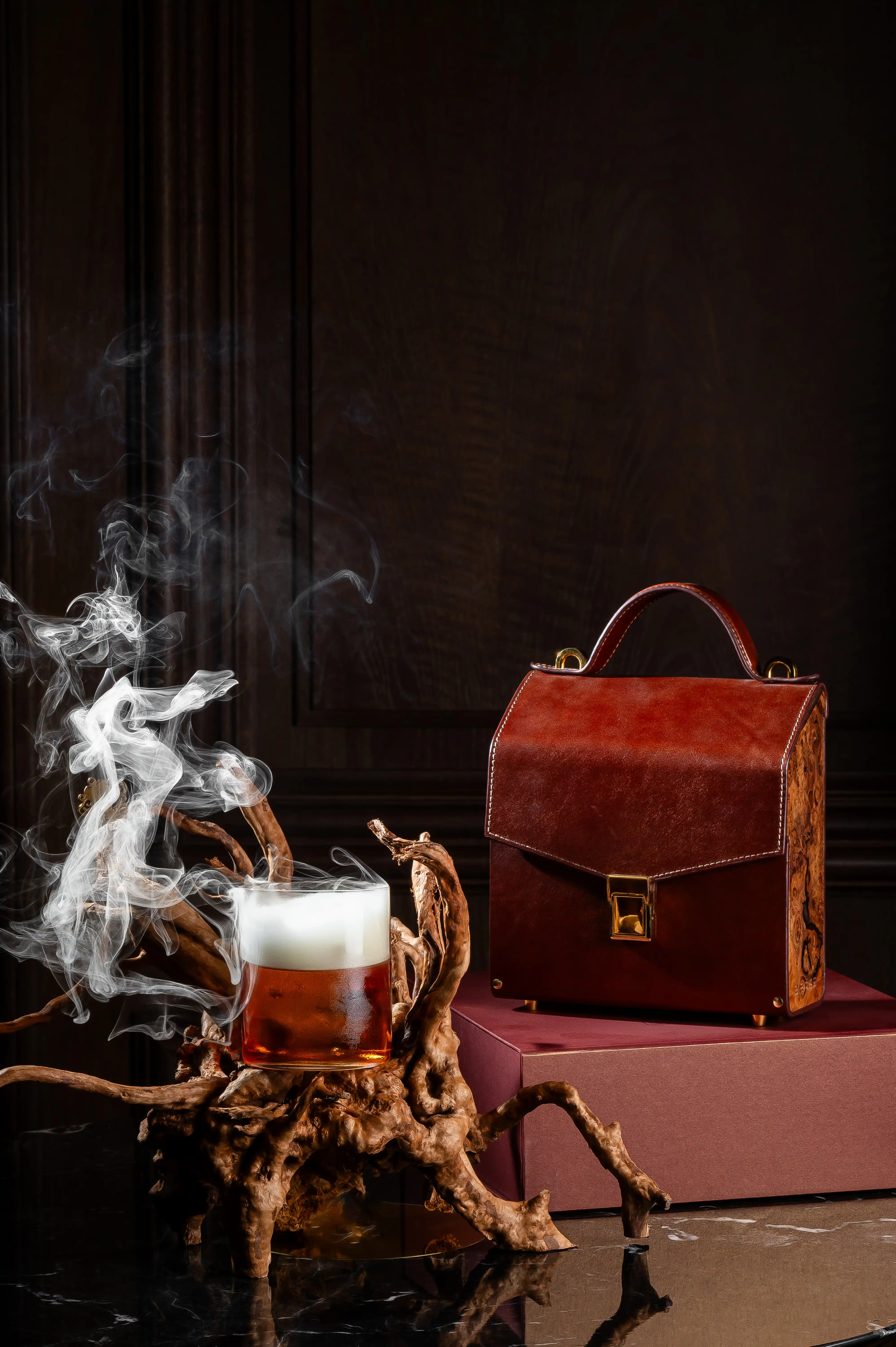 Сумки BRASS BAGS в витрине COLLECTOR’S CABINET бара «Шаляпин»